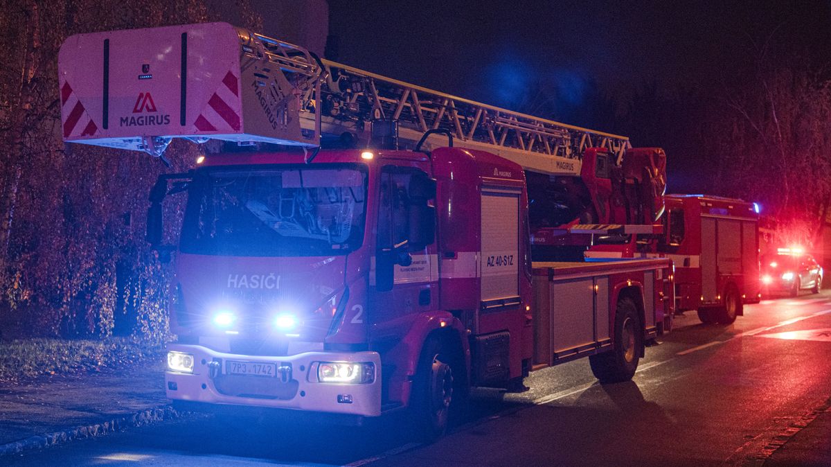 Při požáru domu na Karlovarsku zemřel člověk, další je popálený